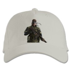 Бейсболка с принтом Метал Джеар Герой - белая