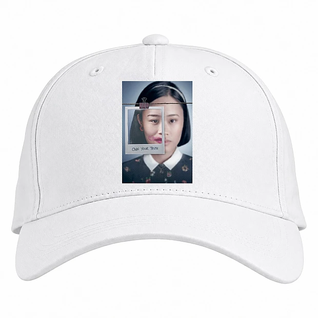 Baseball cap with Print 13 Reasons Why Courtney Hero - white